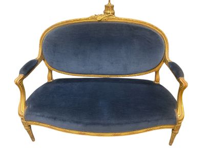 Banquette en bois sculpté et doré, le dossier...