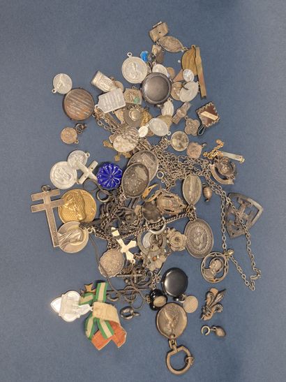 Lot de médailles, pendentifs et bagues religieuses
(En...