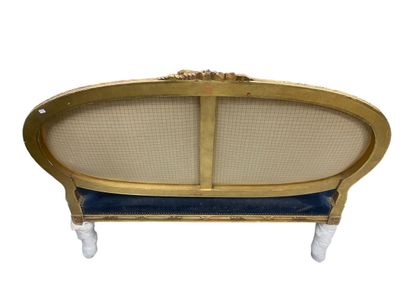Banquette en bois sculpté et doré, le dossier...
