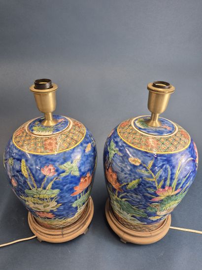 CHINA XX th century Pair of porcelain potiches...