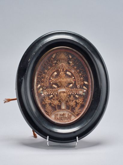 Reliquary with paperolles. 19th century....