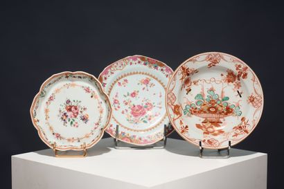 CHINA, 18th century 

Set of three porcelain...