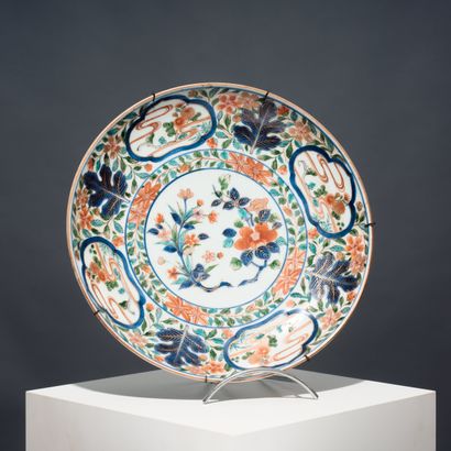 JAPAN, Edo Period
Porcelain plate with polychrome...