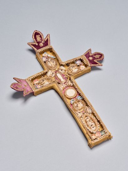 Reliquary cross with paperolles. Early 19th...