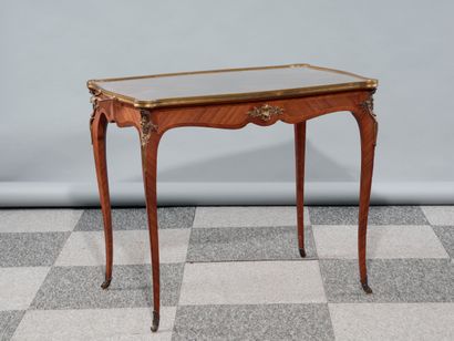 Veneered scrolled table resting on four curved...