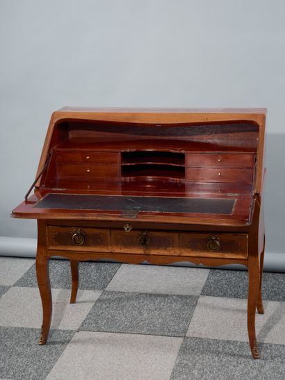 A veneered desk decorated with a cube marquetry...