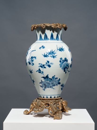 CHINA, Transitional Period
Porcelain vase...