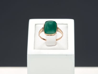 Bague en or bas titre ornée d'un cabochon...