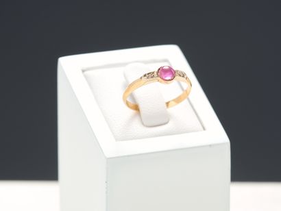 Bague en or jaune 18k 750 centrée d'une cabochon...