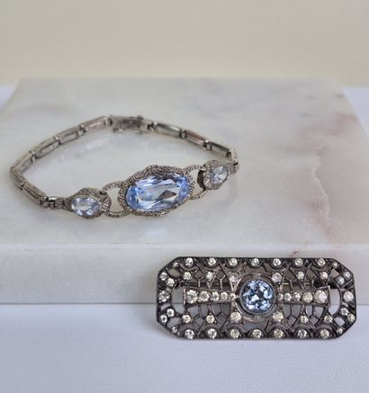 Un lot de deux bijoux en métal argenté de...