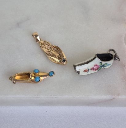 Ensemble de trois pendentifs, une babouche,...