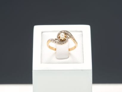 Bague tourbillon en or jaune 18k 750 millièmes...