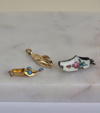 Ensemble de trois pendentifs, une babouche,...