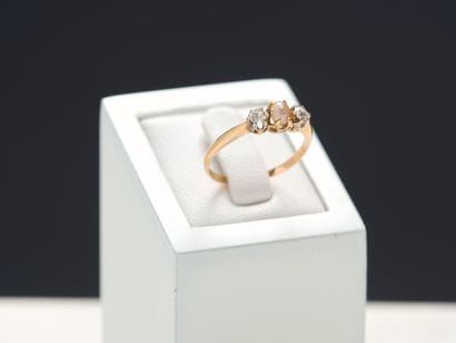 Bague en or jaune 18k 750 millièmes centrée...
