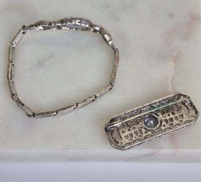 Un lot de deux bijoux en métal argenté de...