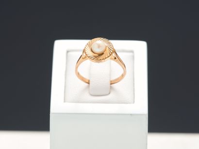 Bague en métal centrée d'une perle de culture...