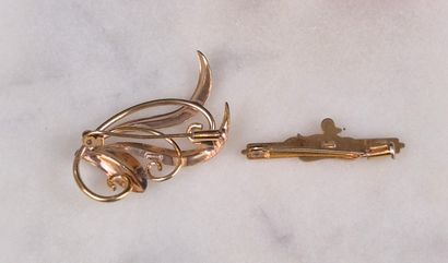 MURAT
Un lot de deux broches en métal doré,...