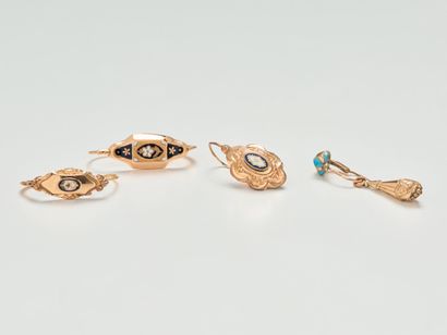 Un lot de pendants d'oreilles comprenant...