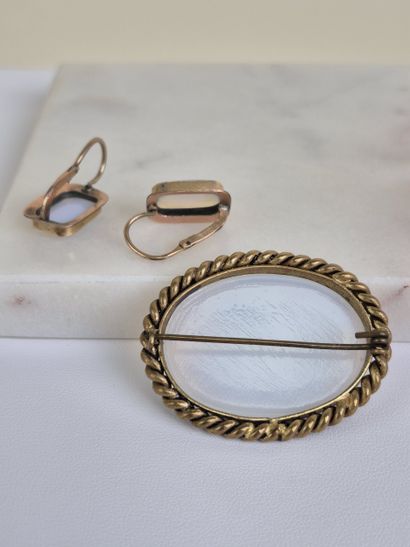 Une paire de pendants d'oreille en métal...
