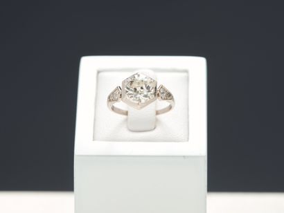 Bague en platine 850 millièmes ornée d'un...