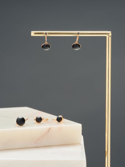 Lot comprenant deux paires de boucles d'oreille...