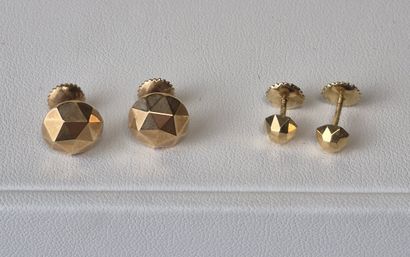 Deux paires de puces d'oreilles en or jaune...