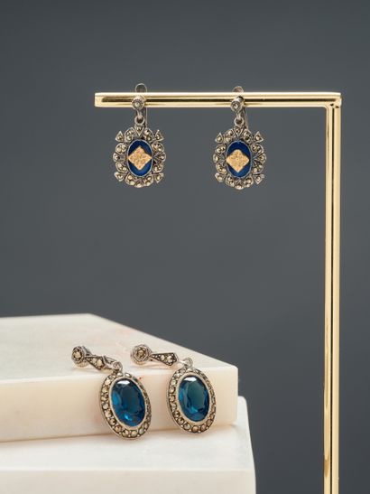 Un lot de deux paires de boucles d'oreilles...