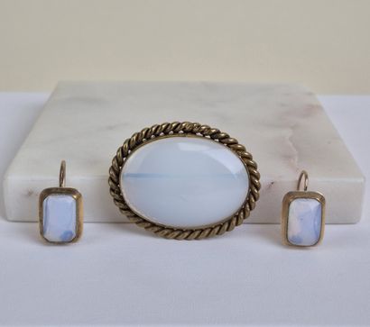 Une paire de pendants d'oreille en métal...