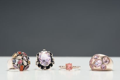 Un lot de quatre bagues en argent supérieur...