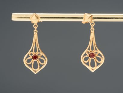 Paire de pendants d'oreilles en or jaune...