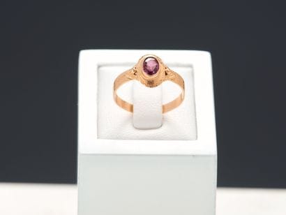 Bague en or jaune 18k 750 millièmes centrée...