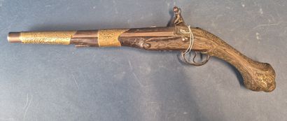 Epées et pistolet à silex décoratifs 
Deux...