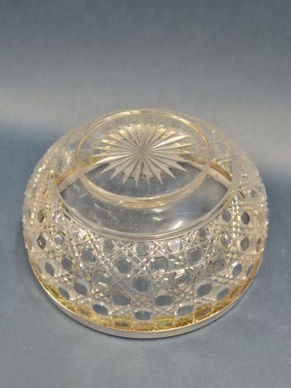 Suite de trois saladiers en verre taillé...