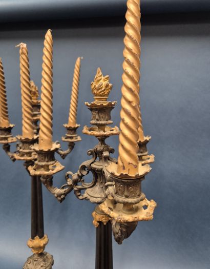 Paire de flambeaux reposant sur une base...