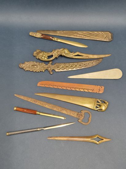 Lot de 11 coupes papiers en métal de tailles...