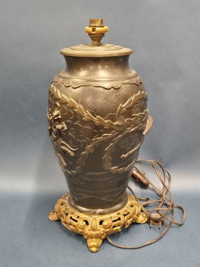 JAPON, XXe
Vase en bronze à patine brune...