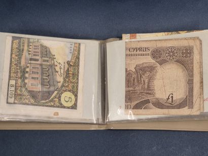 Lot de billets de banque divers dont 1 billet...