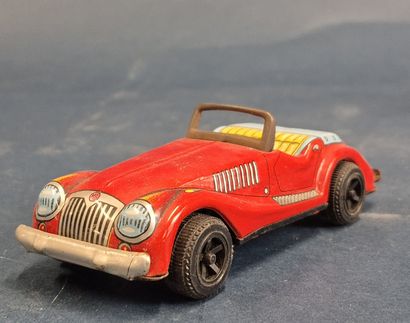 Lot de 11 lots de jouets en tôle : 7 voitures,...
