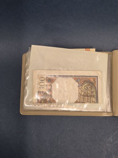 Lot de billets de banque divers dont 1 billet...