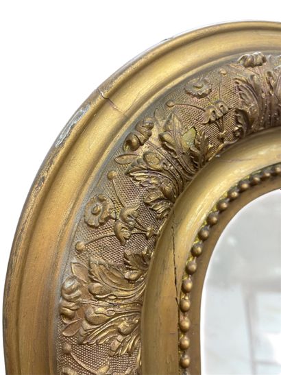 Grand miroir en bois et stuc doré à bords...