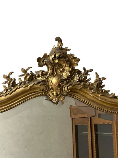 Miroir en bois et stuc doré, panneaux parquetés...