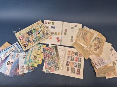 Dans un petit carton, lot de timbres