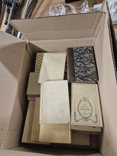Ensemble de 30 cartons de livres comprenant...