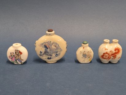 CHINE
Suite de quatre tabatières en porcelaine...