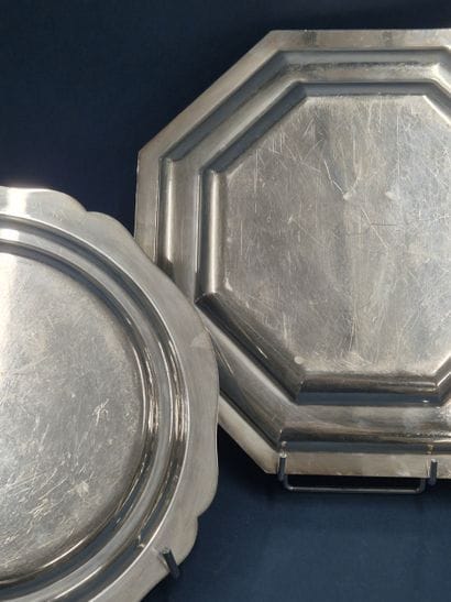 Suite de trois plats de service en métal...