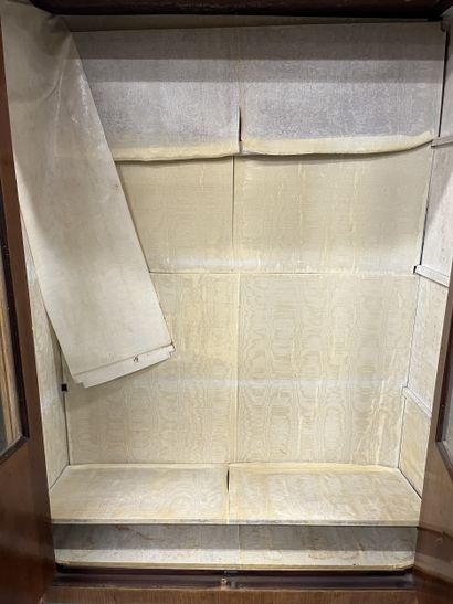 Petite vitrine en bois de placage ouvrant...