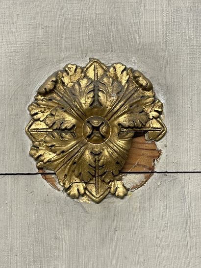 Trumeau en bois peint et doré à décor d'angelot...