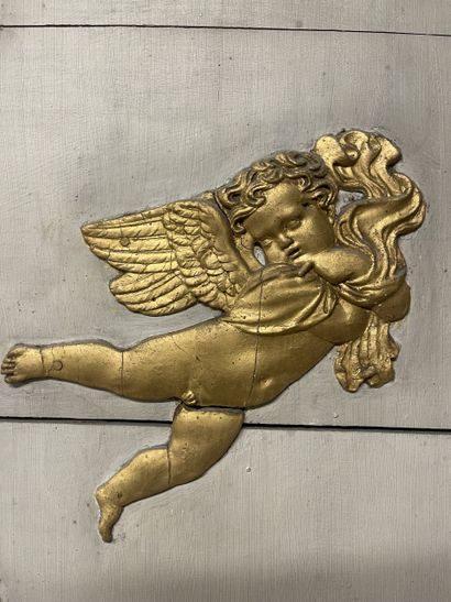 Trumeau en bois peint et doré à décor d'angelot...