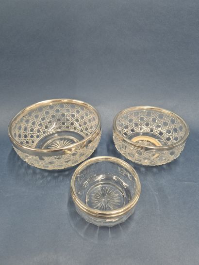 Suite de trois saladiers en verre taillé...