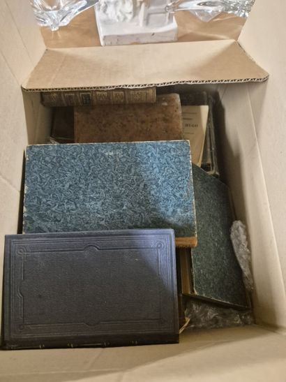 Ensemble de 30 cartons de livres comprenant...